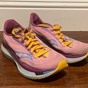 Saucony Endorphin Pros 2. Pink. Size 8.